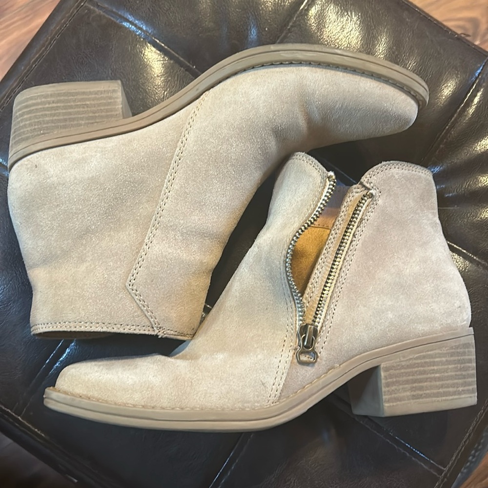 Women's White Mountain tan ankle boots size 7 w34739